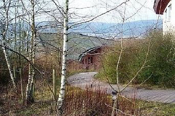 Der Fußweg zwischen Kindertagesstätte (links) und Schule (rechts)