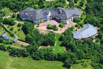 Die Freie Waldorfschule Trier (oben) und die Waldorfkindertagesstätte Trier (rechts unten) aus der Vogelperspektive mit Sicht nach Osten
